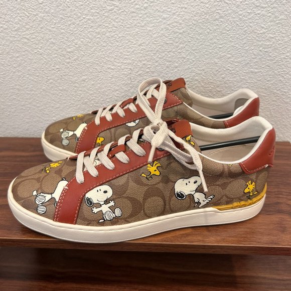 coach Coach X Peanuts Clip Low Top Sneaker In Signature Canvas With Snoopy cf162